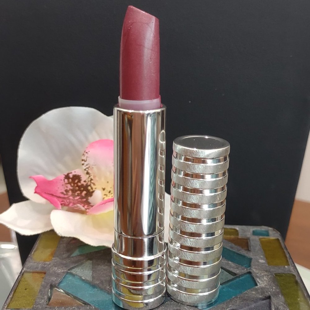 Clinique Dramatically Different Lipstick # 44